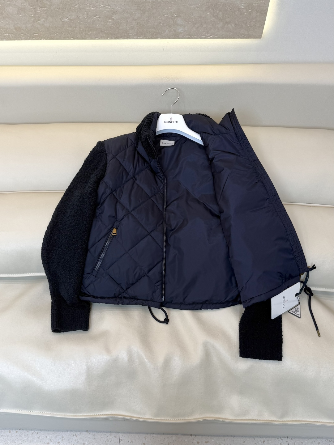 26011#新款羽绒服🌾 Moncler 90%白鹅绒 长袖菱形格 羽绒服 白色 藏青色 SML