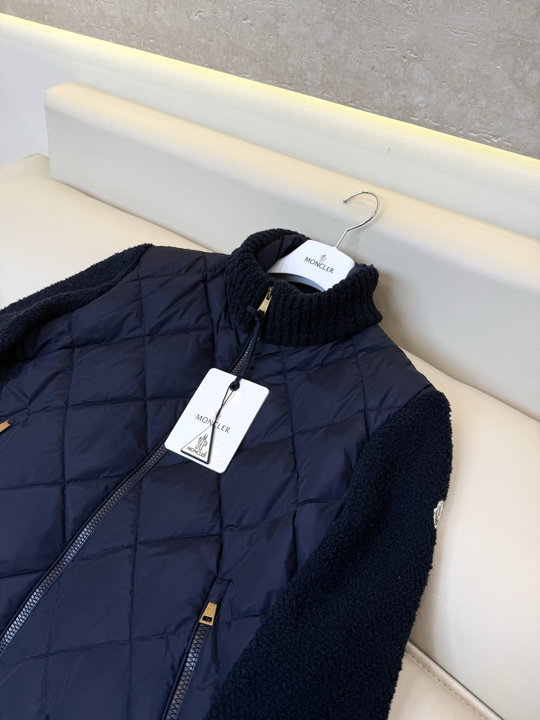 26011#新款羽绒服🌾 Moncler 90%白鹅绒 长袖菱形格 羽绒服 白色 藏青色 SML