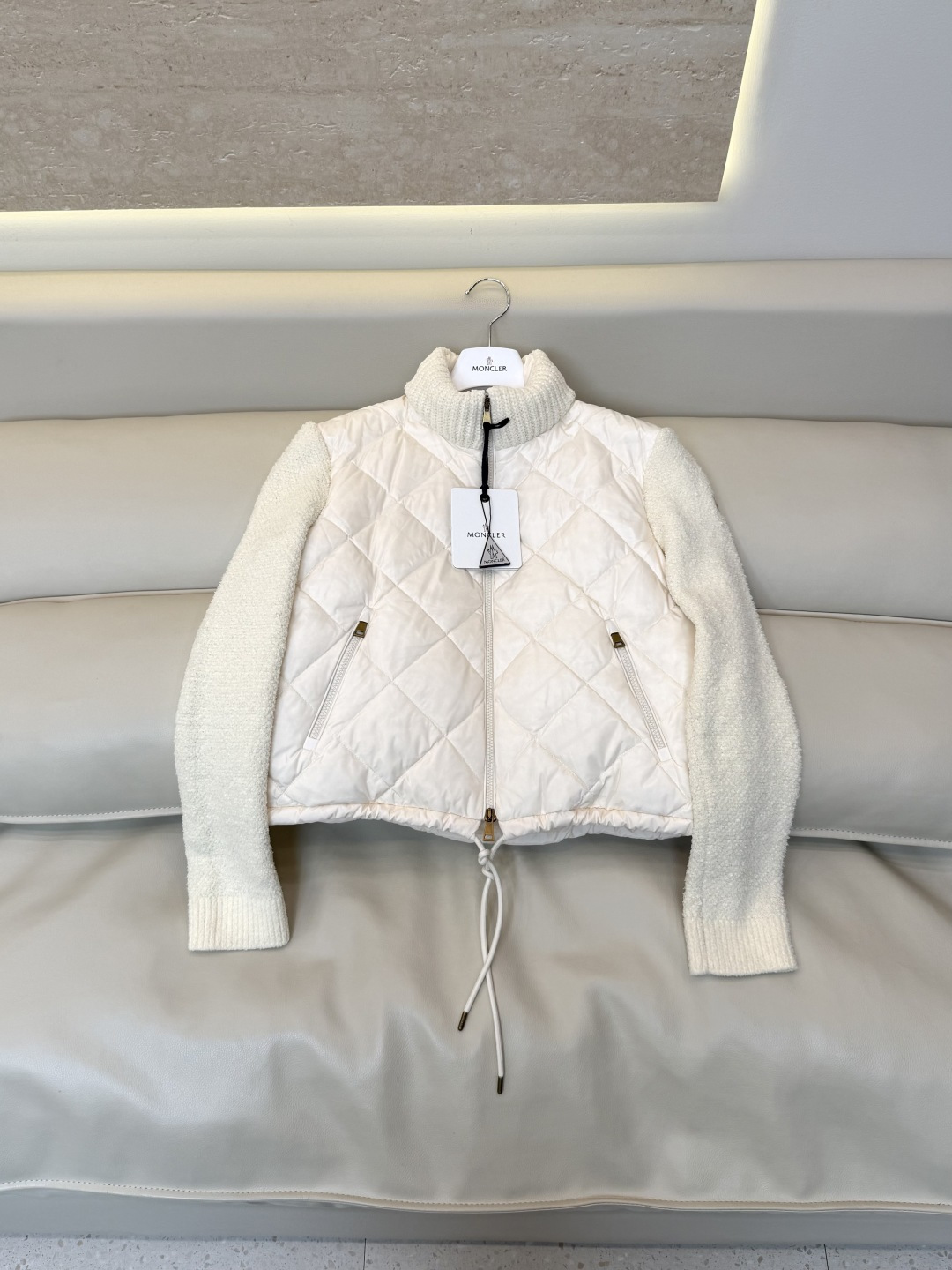 26011#新款羽绒服🌾 Moncler 90%白鹅绒 长袖菱形格 羽绒服 白色 藏青色 SML