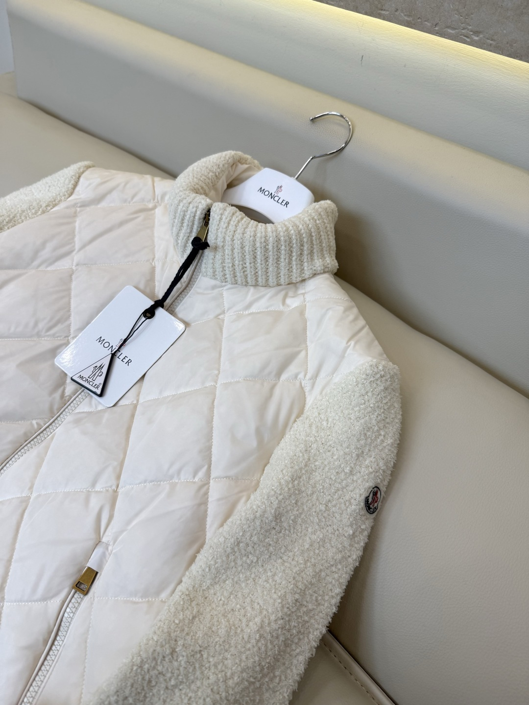 26011#新款羽绒服🌾 Moncler 90%白鹅绒 长袖菱形格 羽绒服 白色 藏青色 SML