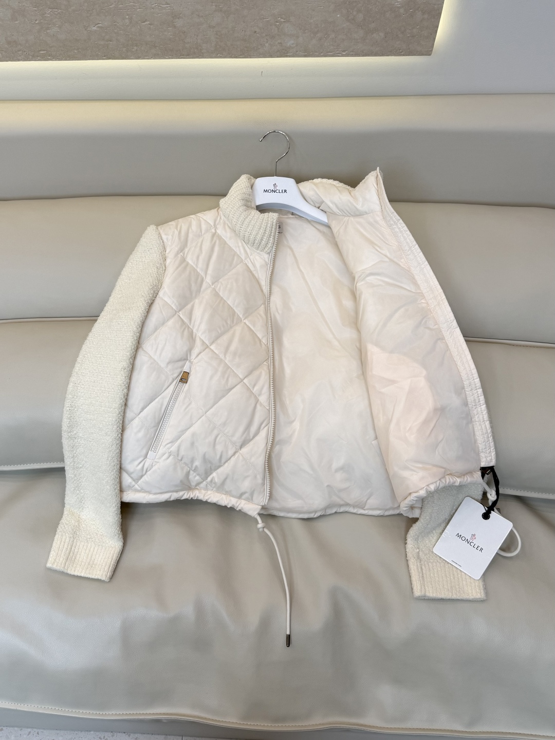 26011#新款羽绒服🌾 Moncler 90%白鹅绒 长袖菱形格 羽绒服 白色 藏青色 SML