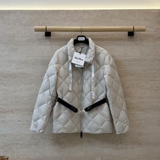 M8621#新款羽绒服🌾 max mara 配腰带 立领 织带绣花字母 菱形格 长袖羽绒服 90% 白鹅绒 羽绒服 M8621#新款羽绒服🌾 max mara 配腰带 立领 织带绣花字母 菱形格 长袖羽绒服 90% 白鹅绒 羽绒服