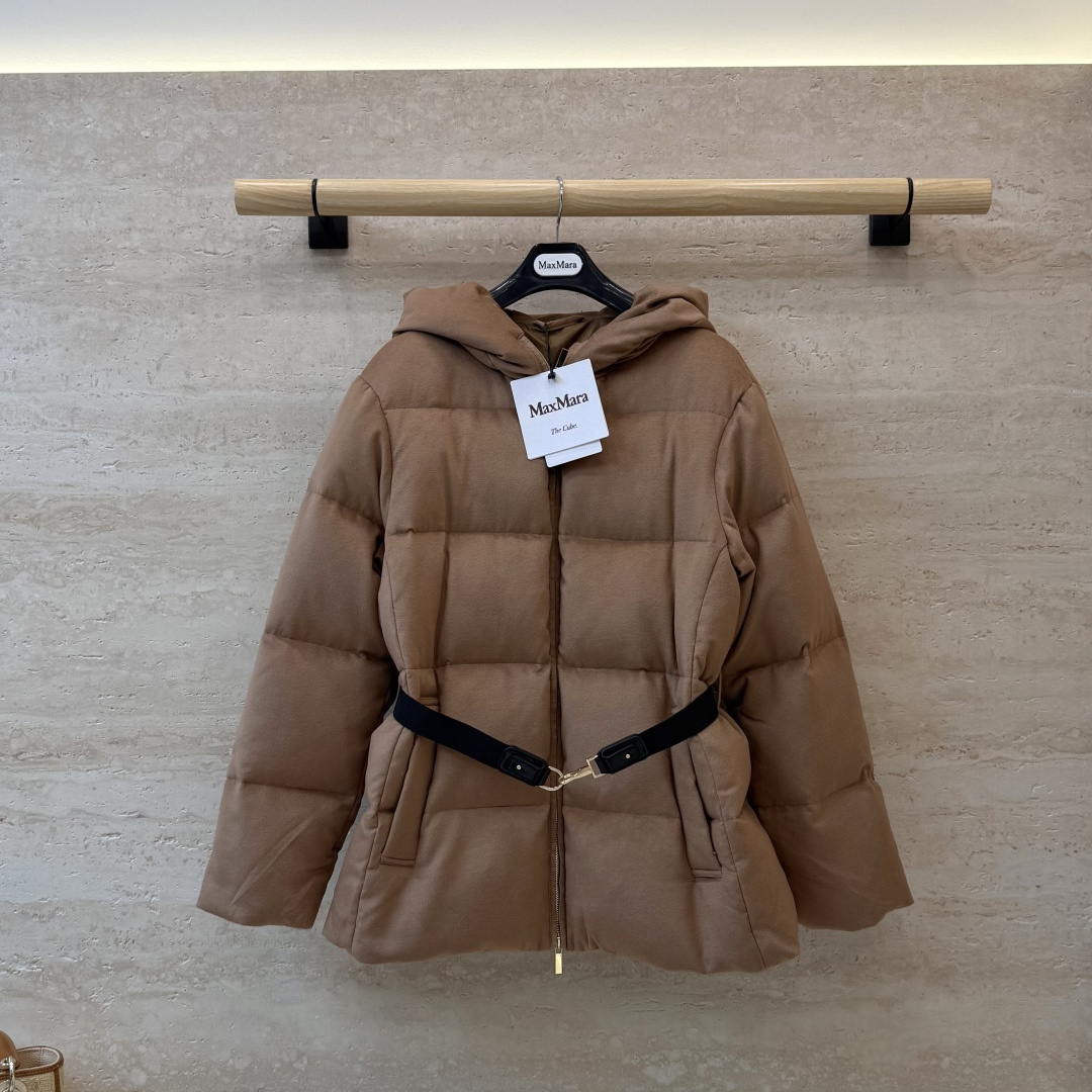 M8626#新款羽绒服🌾 max mara 配腰带 带帽 一手长尼料长袖羽绒服 90% 白鹅绒 羽绒服 黑色 驼色 M8626#新款羽绒服🌾 max mara 配腰带 带帽 一手长尼料长袖羽绒服 90% 白鹅绒 羽绒服 黑色 驼色