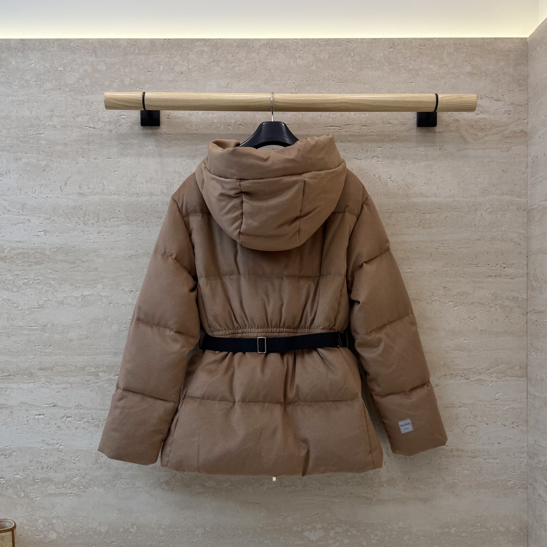 M8626#新款羽绒服🌾 max mara  配腰带 带帽 一手长尼料长袖羽绒服 90% 白鹅绒 羽绒服  黑色 驼色 