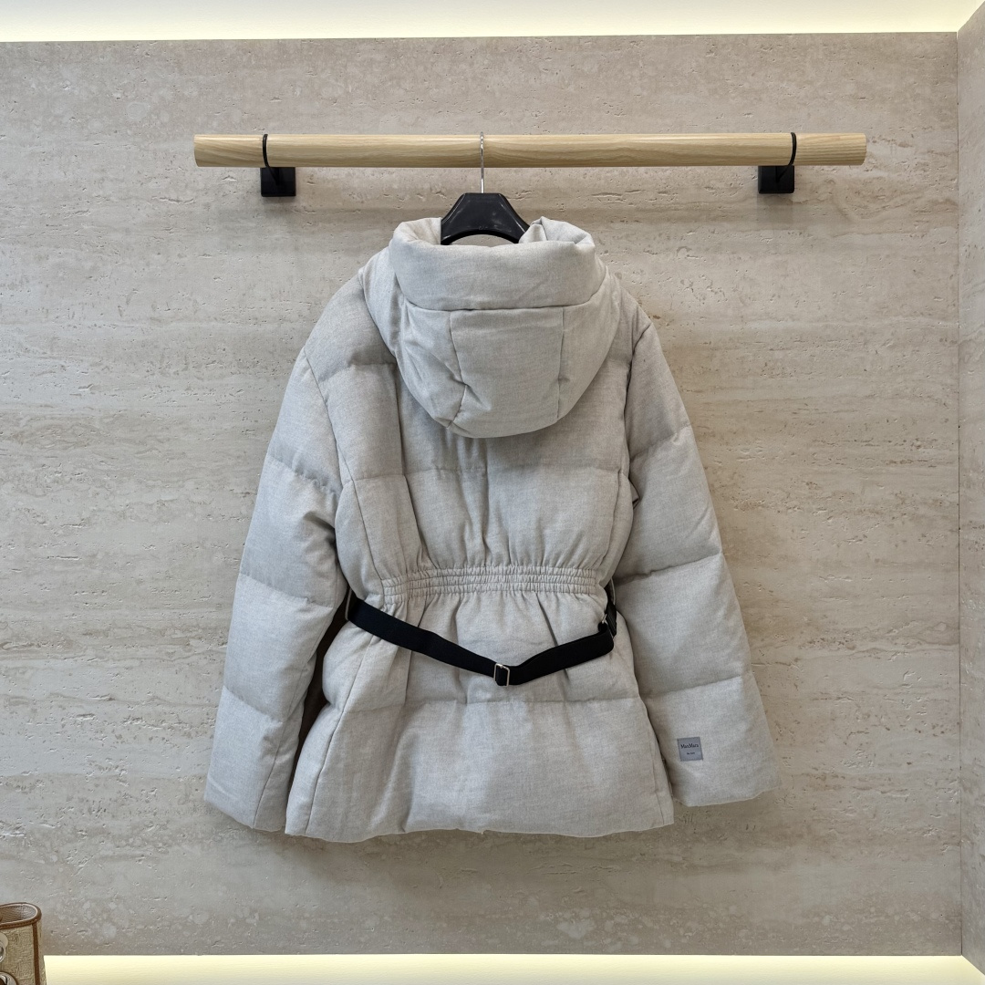 M8626#新款羽绒服🌾 max mara  配腰带 带帽 一手长尼料长袖羽绒服 90% 白鹅绒 羽绒服  黑色 驼色 