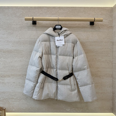 M8626#新款羽绒服🌾 max mara 配腰带 带帽 一手长尼料长袖羽绒服 90% 白鹅绒 羽绒服 黑色 驼色 M8626#新款羽绒服🌾 max mara 配腰带 带帽 一手长尼料长袖羽绒服 90% 白鹅绒 羽绒服 黑色 驼色
