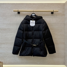 M8625#新款羽绒服🌾 max mara 带帽 配腰带显瘦拉链款 长袖90% 白鹅绒 羽绒服 黑色 咖色 S-X L M8625#新款羽绒服🌾 max mara 带帽 配腰带显瘦拉链款 长袖90% 白鹅绒 羽绒服 黑色 咖色 S-X L