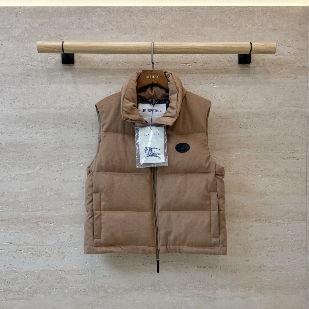 B8608#新款羽绒服🌾 Bur 经典格纹内里 隐形帽 90%白鸭绒 绒面拉链款马甲 羽绒服 黑色 白色 驼色 S-XL B8608#新款羽绒服🌾 Bur 经典格纹内里 隐形帽 90%白鸭绒 绒面拉链款马甲 羽绒服 黑色 白色 驼色 S-XL