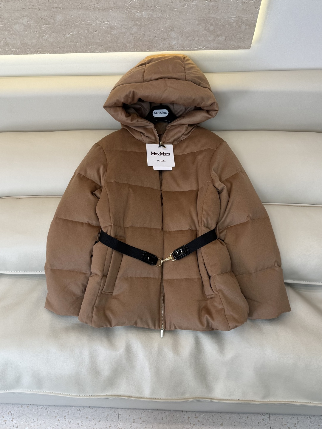 M8626#新款羽绒服🌾 max mara  配腰带 带帽 一手长尼料长袖羽绒服 90% 白鹅绒 羽绒服  黑色 驼色 