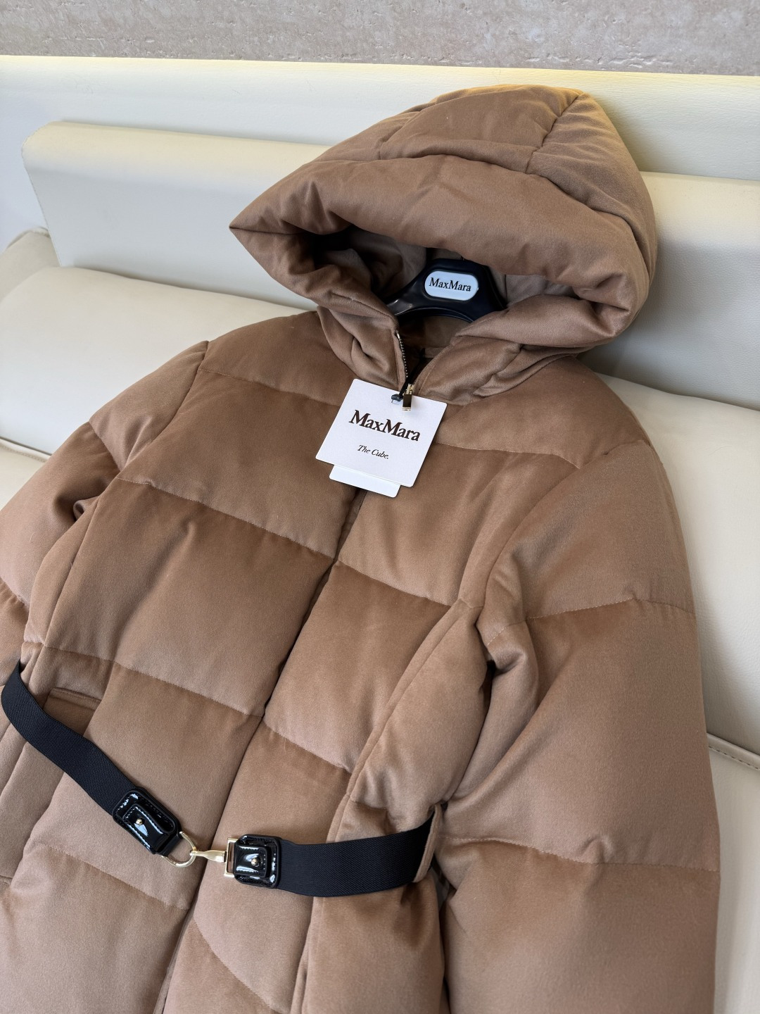 M8626#新款羽绒服🌾 max mara  配腰带 带帽 一手长尼料长袖羽绒服 90% 白鹅绒 羽绒服  黑色 驼色 