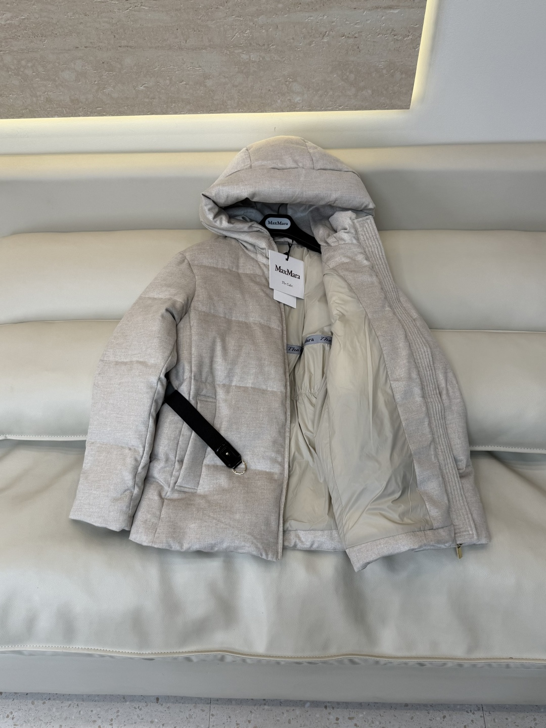 M8626#新款羽绒服🌾 max mara  配腰带 带帽 一手长尼料长袖羽绒服 90% 白鹅绒 羽绒服  黑色 驼色 