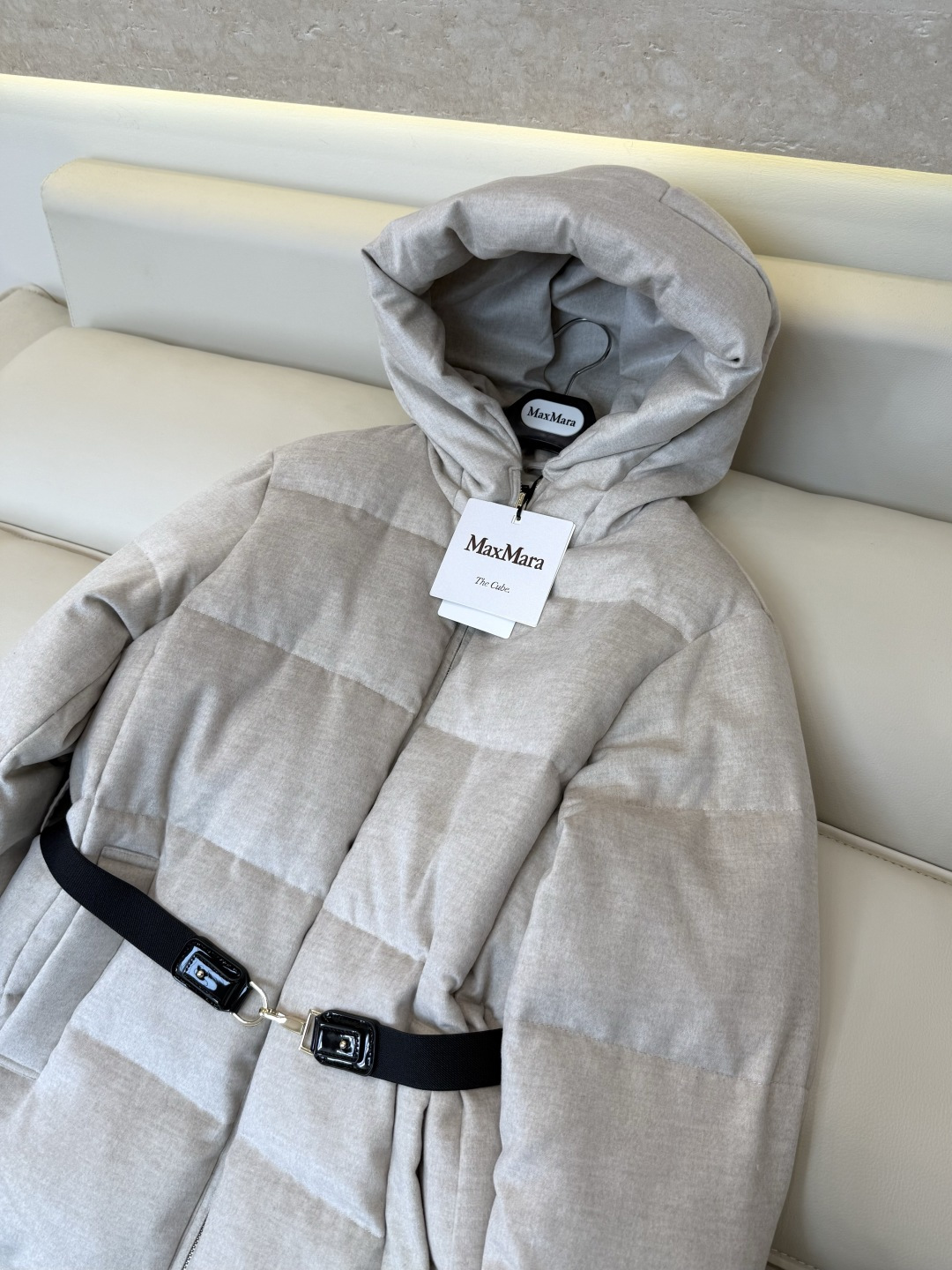 M8626#新款羽绒服🌾 max mara  配腰带 带帽 一手长尼料长袖羽绒服 90% 白鹅绒 羽绒服  黑色 驼色 