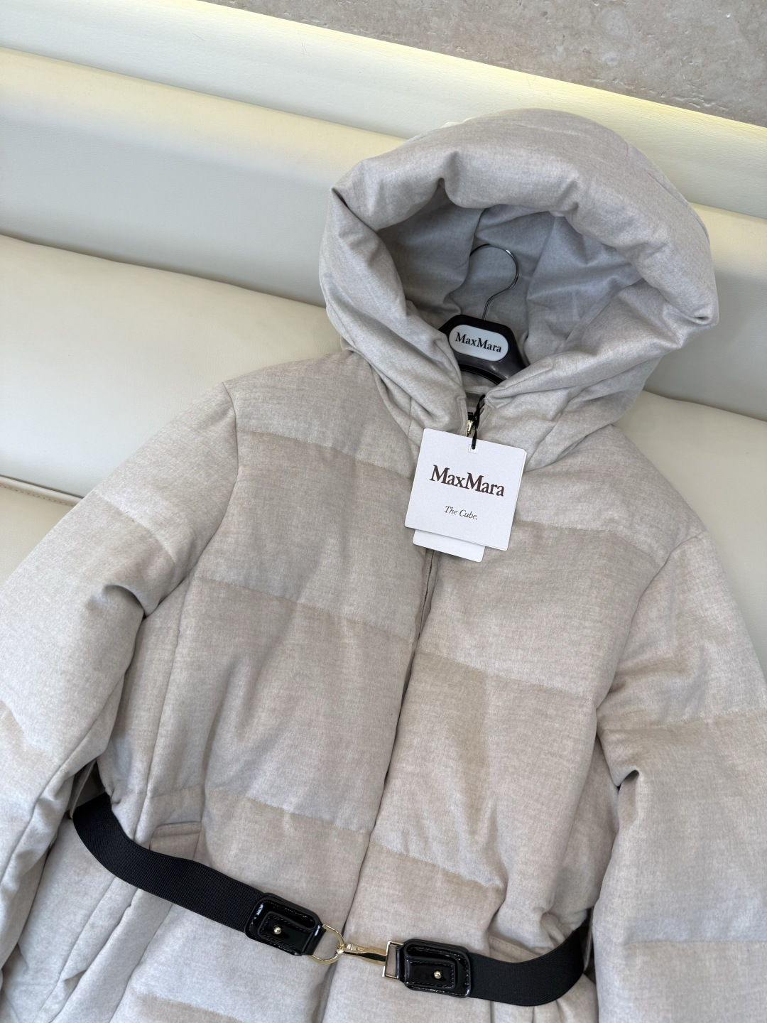M8626#新款羽绒服🌾 max mara  配腰带 带帽 一手长尼料长袖羽绒服 90% 白鹅绒 羽绒服  黑色 驼色 
