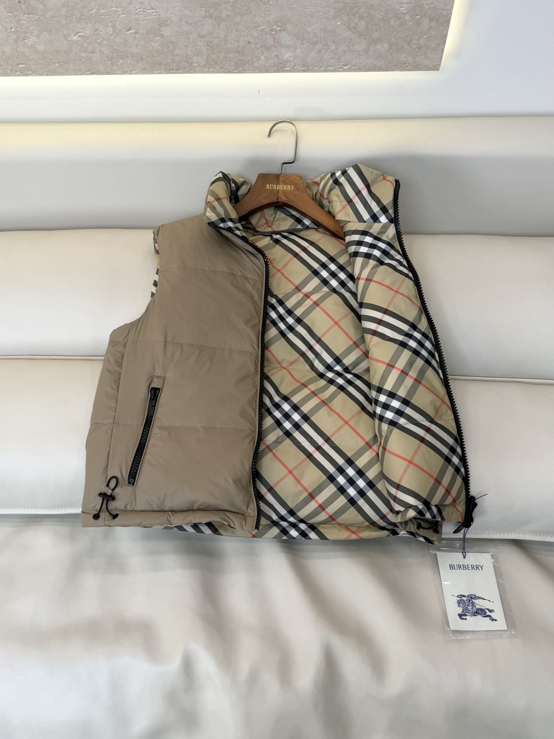 B8606#新款羽绒服🌾 Bur 经典格纹内里 隐形帽 90%白鹅绒 两面穿 立领 拉链款马甲 羽绒服 黑色 深咖色 浅