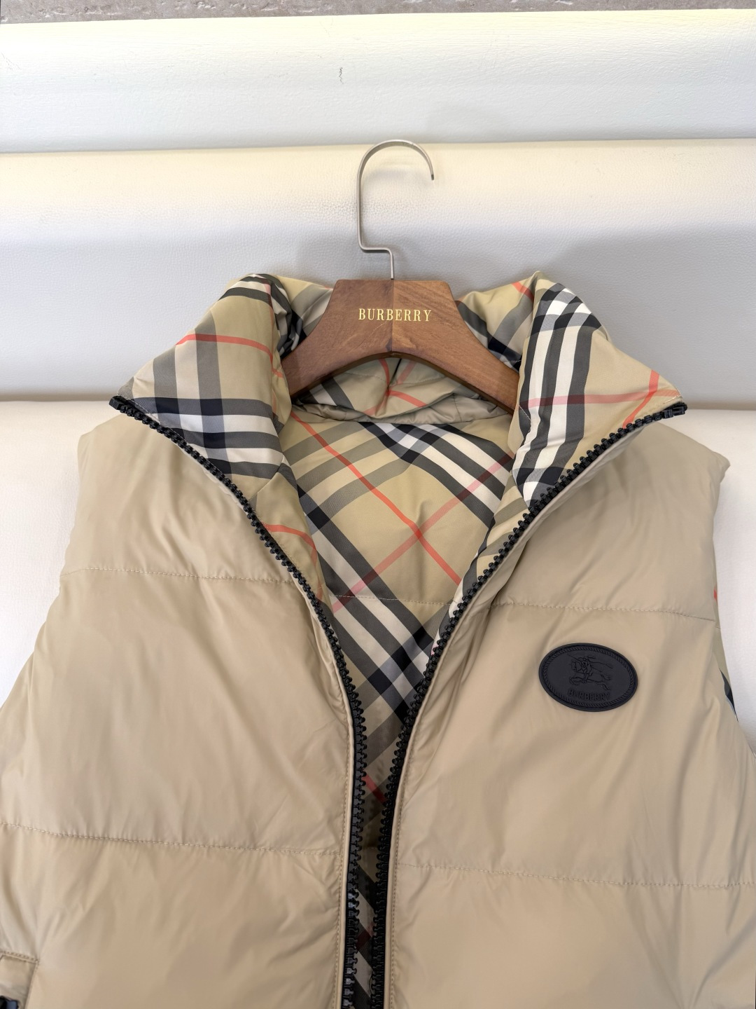 B8606#新款羽绒服🌾 Bur 经典格纹内里 隐形帽 90%白鹅绒 两面穿 立领 拉链款马甲 羽绒服 黑色 深咖色 浅