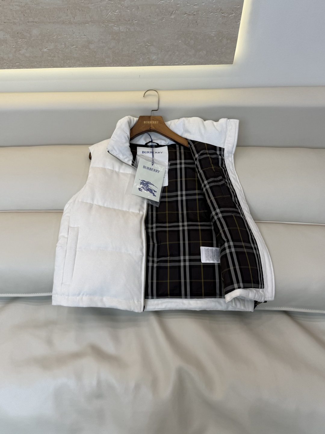 B8608#新款羽绒服🌾 Bur 经典格纹内里 隐形帽 90%白鸭绒 绒面拉链款马甲 羽绒服 黑色 白色 驼色 S-XL