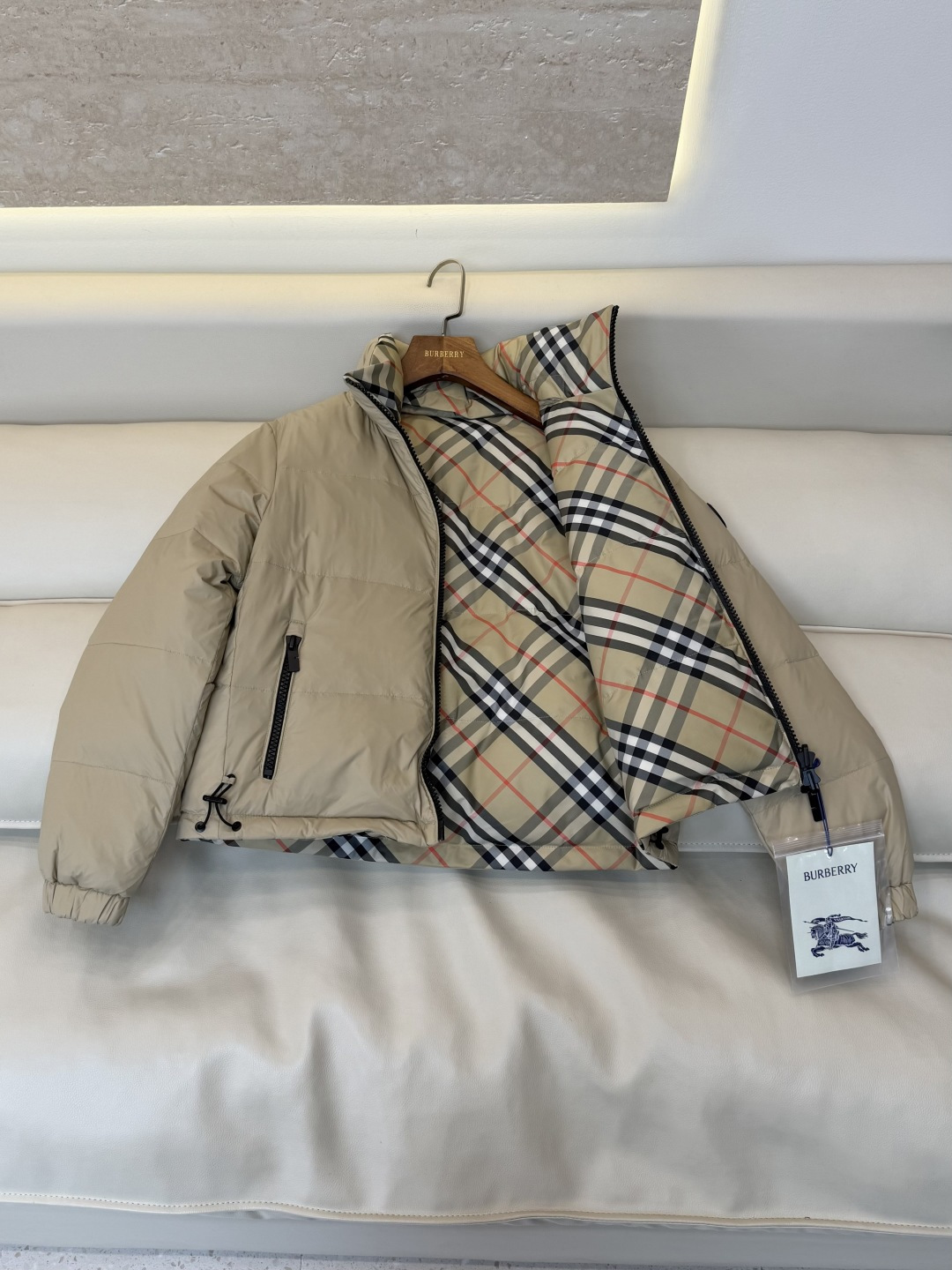 B8605#新款羽绒服🌾 Bur 经典格纹内里 隐形帽 90%白鹅绒 两面穿 立领 拉链款羽绒服 黑色 深咖色 浅卡其色