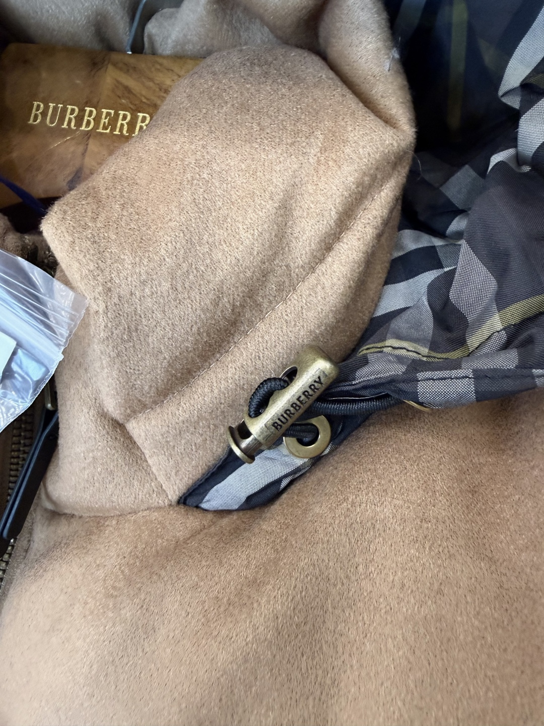 B8607#新款羽绒服🌾 Bur 经典格纹内里 隐形帽 90%白鸭绒 绒面拉链款羽绒服 黑色 白色 驼色 S-XL