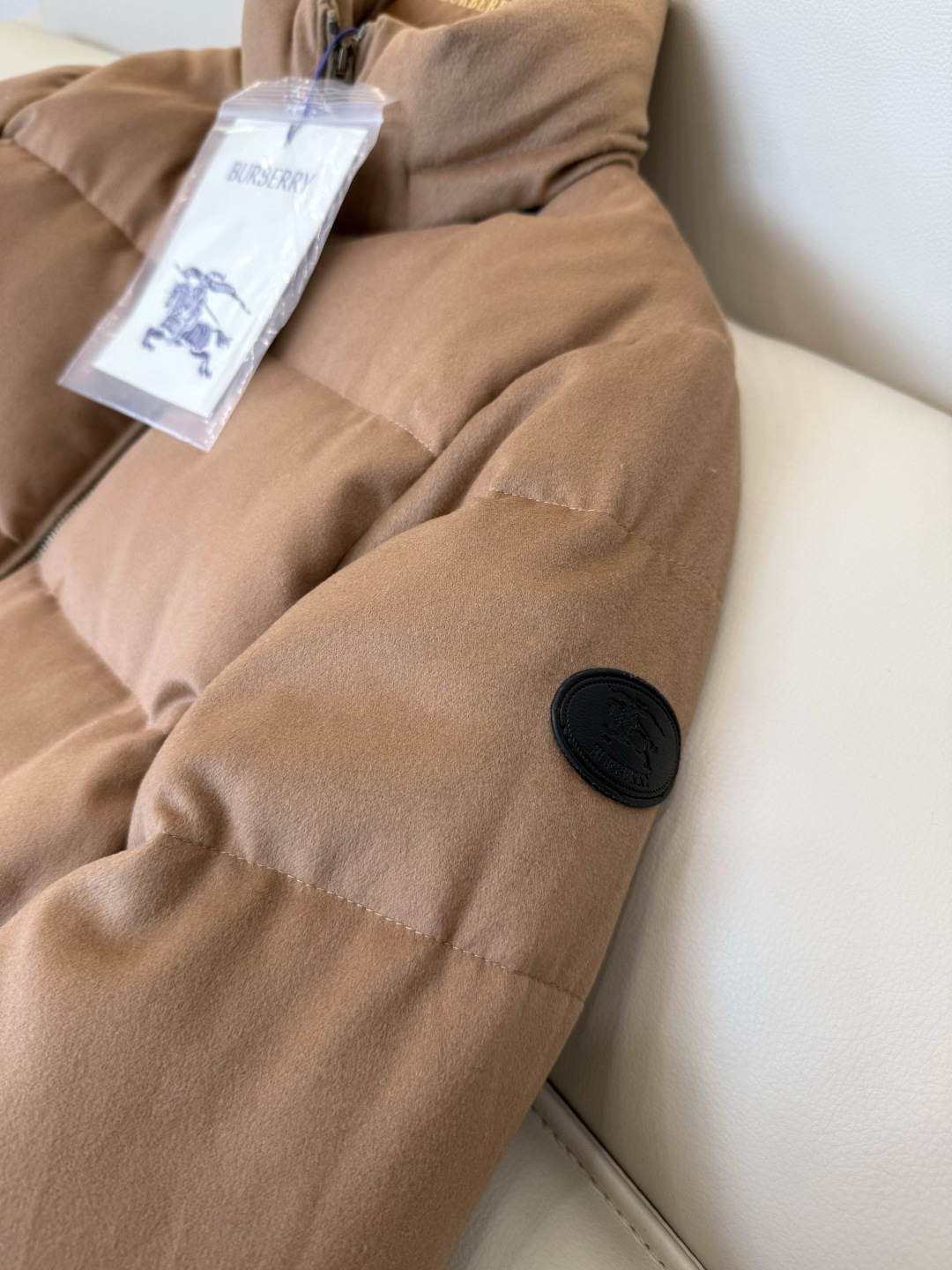 B8607#新款羽绒服🌾 Bur 经典格纹内里 隐形帽 90%白鸭绒 绒面拉链款羽绒服 黑色 白色 驼色 S-XL