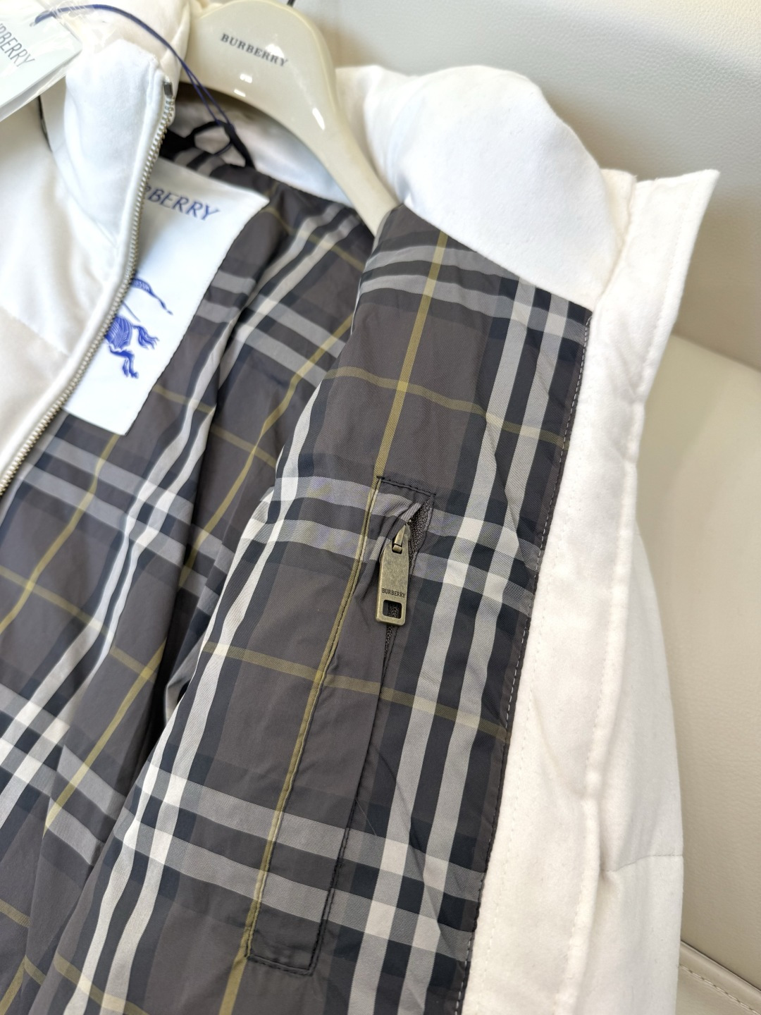 B8607#新款羽绒服🌾 Bur 经典格纹内里 隐形帽 90%白鸭绒 绒面拉链款羽绒服 黑色 白色 驼色 S-XL