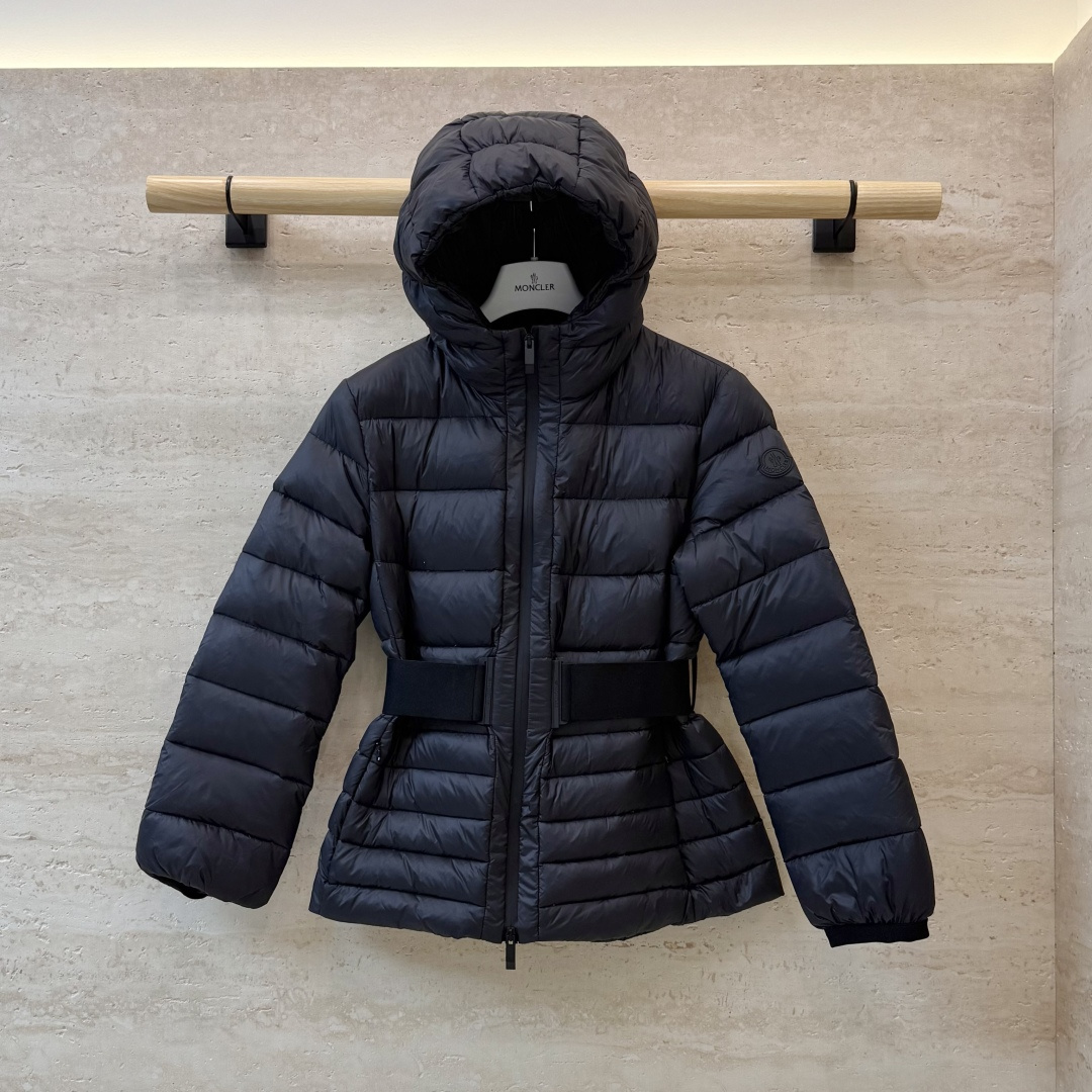 QGL060#新款羽绒服🌾 Moncler 90% 白鹅绒 带帽 收腰显瘦拉链款 长袖羽绒服 白色 黑色 1/2/3码