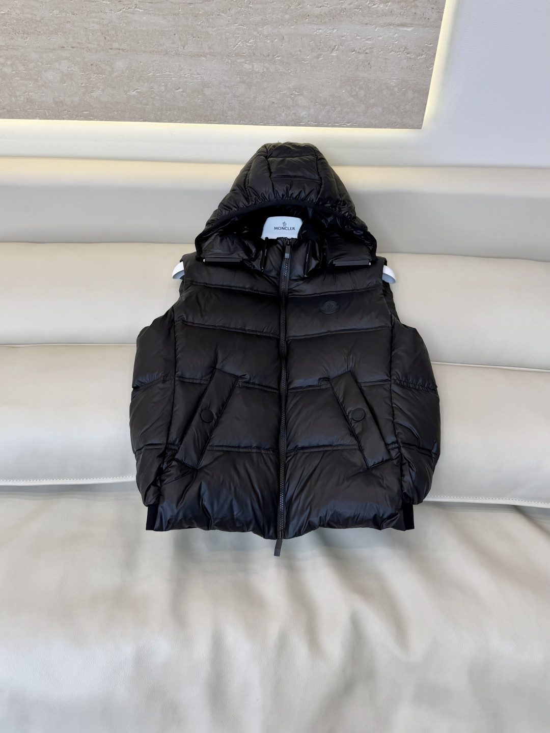 QGL055#新款羽绒服🌾 Moncler 超保暖 90% 白鹅绒 带帽 拉链款 羽绒马甲 灰色 白色 黑色 1/2/3