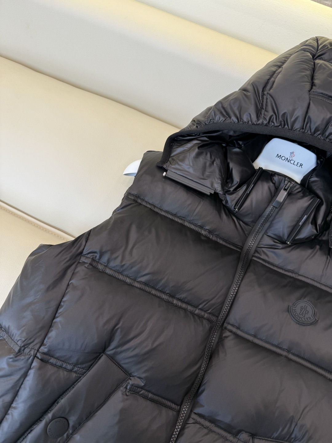 QGL055#新款羽绒服🌾 Moncler 超保暖 90% 白鹅绒 带帽 拉链款 羽绒马甲 灰色 白色 黑色 1/2/3