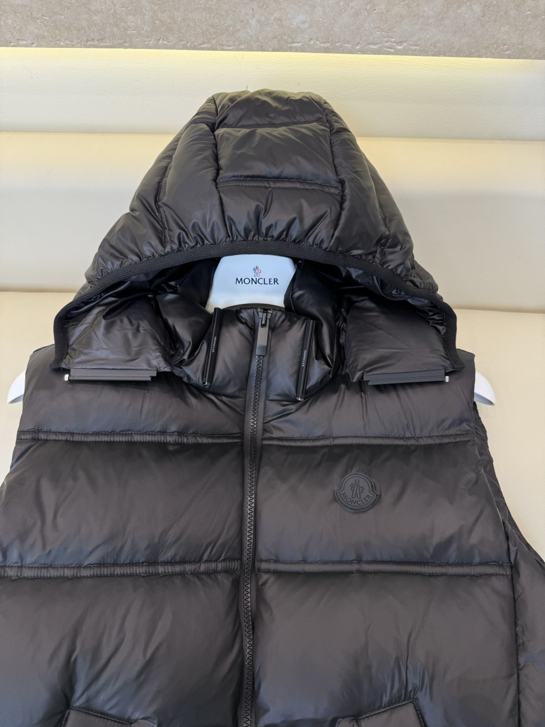 QGL055#新款羽绒服🌾 Moncler 超保暖 90% 白鹅绒 带帽 拉链款 羽绒马甲 灰色 白色 黑色 1/2/3