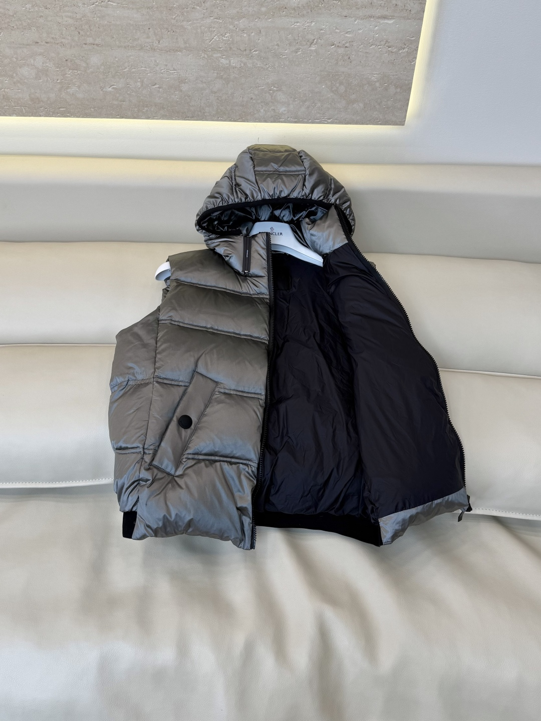 QGL055#新款羽绒服🌾 Moncler 超保暖 90% 白鹅绒 带帽 拉链款 羽绒马甲 灰色 白色 黑色 1/2/3