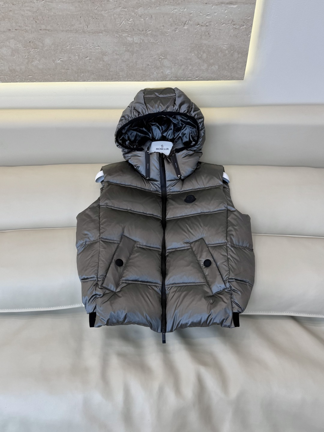 QGL055#新款羽绒服🌾 Moncler 超保暖 90% 白鹅绒 带帽 拉链款 羽绒马甲 灰色 白色 黑色 1/2/3