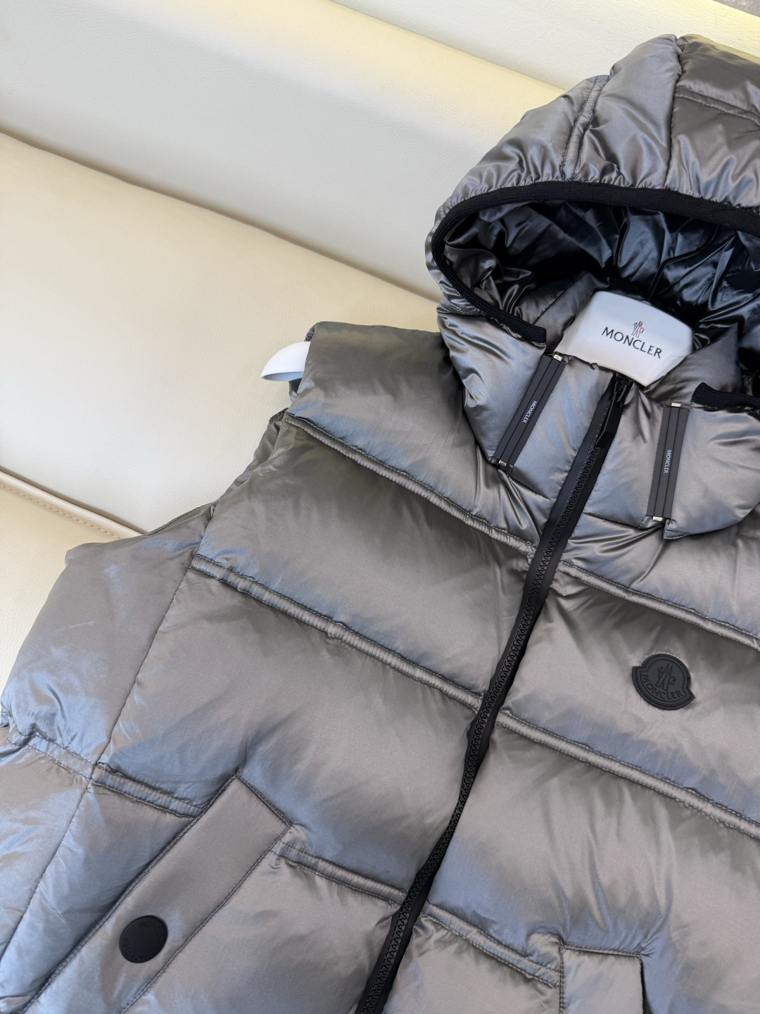 QGL055#新款羽绒服🌾 Moncler 超保暖 90% 白鹅绒 带帽 拉链款 羽绒马甲 灰色 白色 黑色 1/2/3