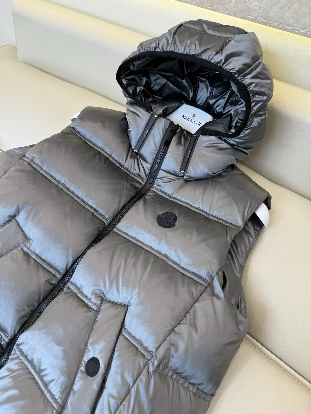 QGL055#新款羽绒服🌾 Moncler 超保暖 90% 白鹅绒 带帽 拉链款 羽绒马甲 灰色 白色 黑色 1/2/3