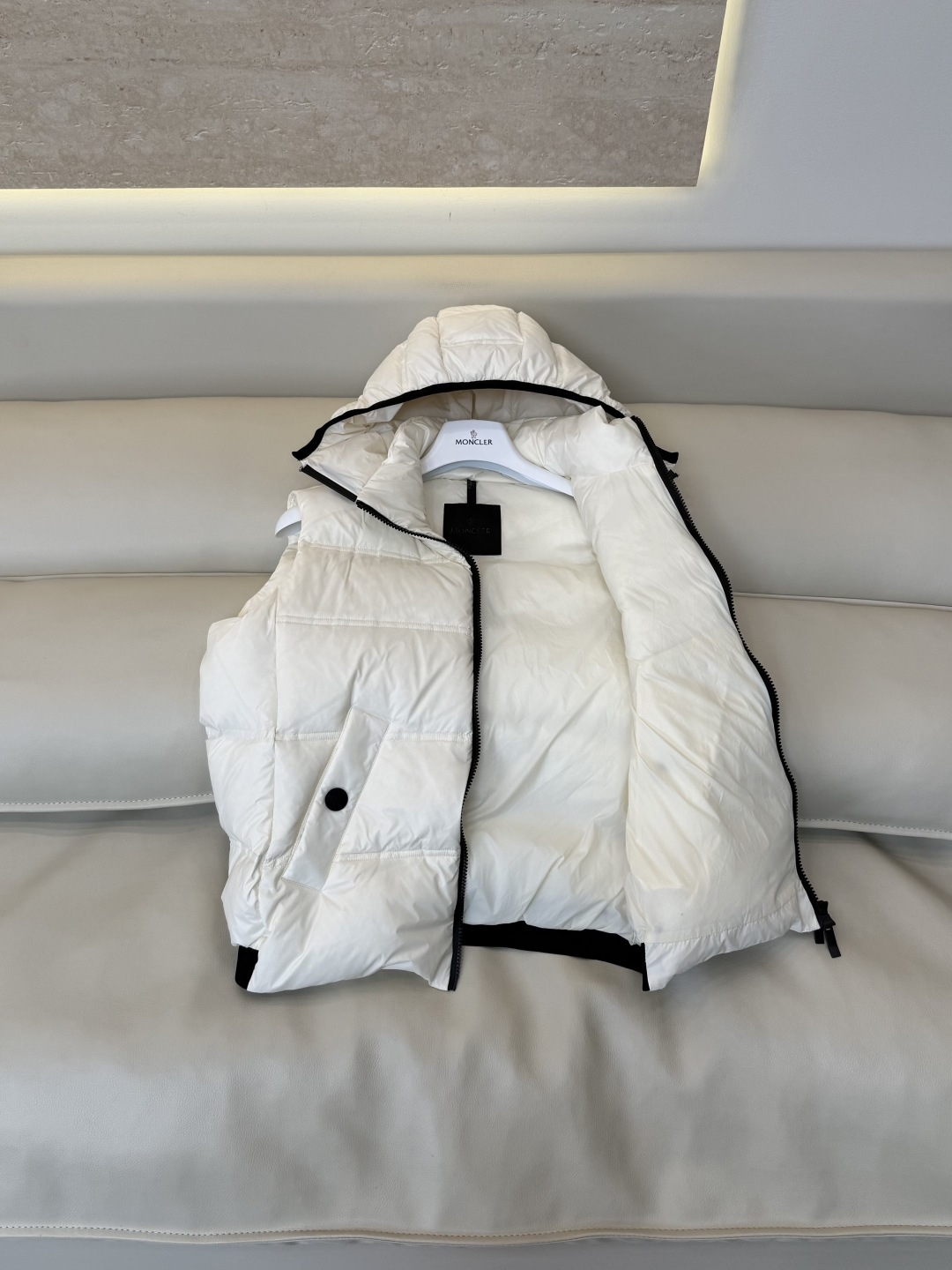 QGL055#新款羽绒服🌾 Moncler 超保暖 90% 白鹅绒 带帽 拉链款 羽绒马甲 灰色 白色 黑色 1/2/3