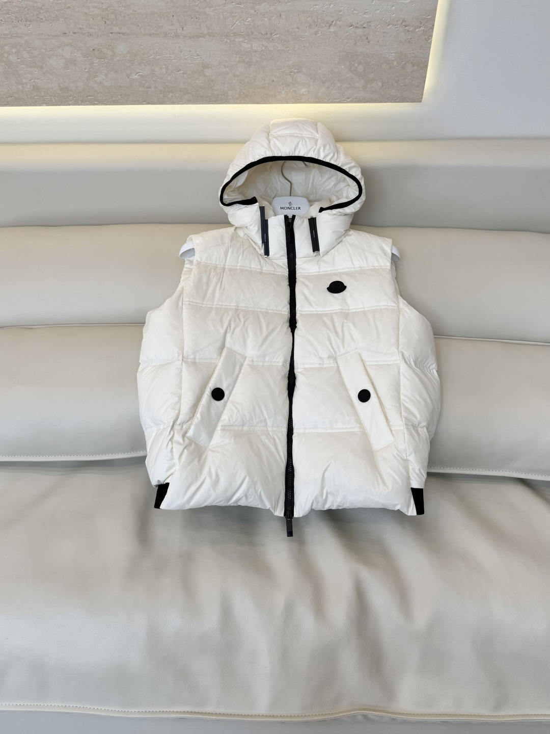 QGL055#新款羽绒服🌾 Moncler 超保暖 90% 白鹅绒 带帽 拉链款 羽绒马甲 灰色 白色 黑色 1/2/3
