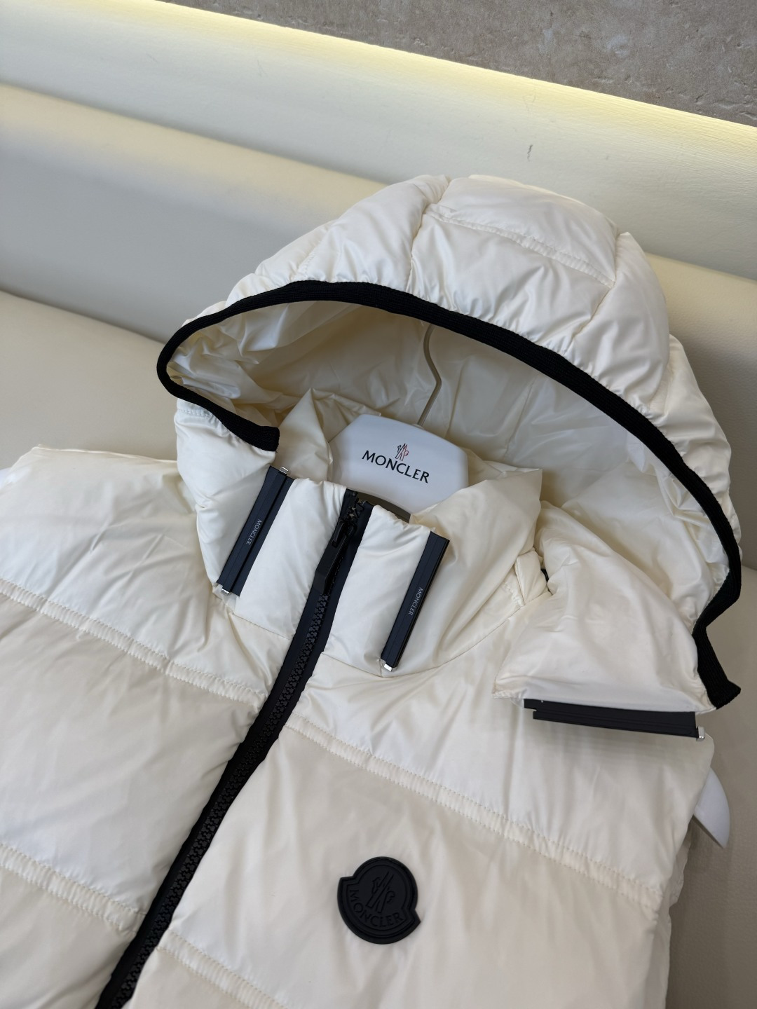 QGL055#新款羽绒服🌾 Moncler 超保暖 90% 白鹅绒 带帽 拉链款 羽绒马甲 灰色 白色 黑色 1/2/3