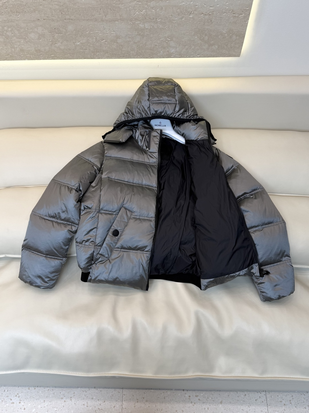 QGL057#新款羽绒服🌾 Moncler 超保暖 90% 白鹅绒 带帽 拉链款 长袖羽绒服 灰色 白色 黑色 1/2/