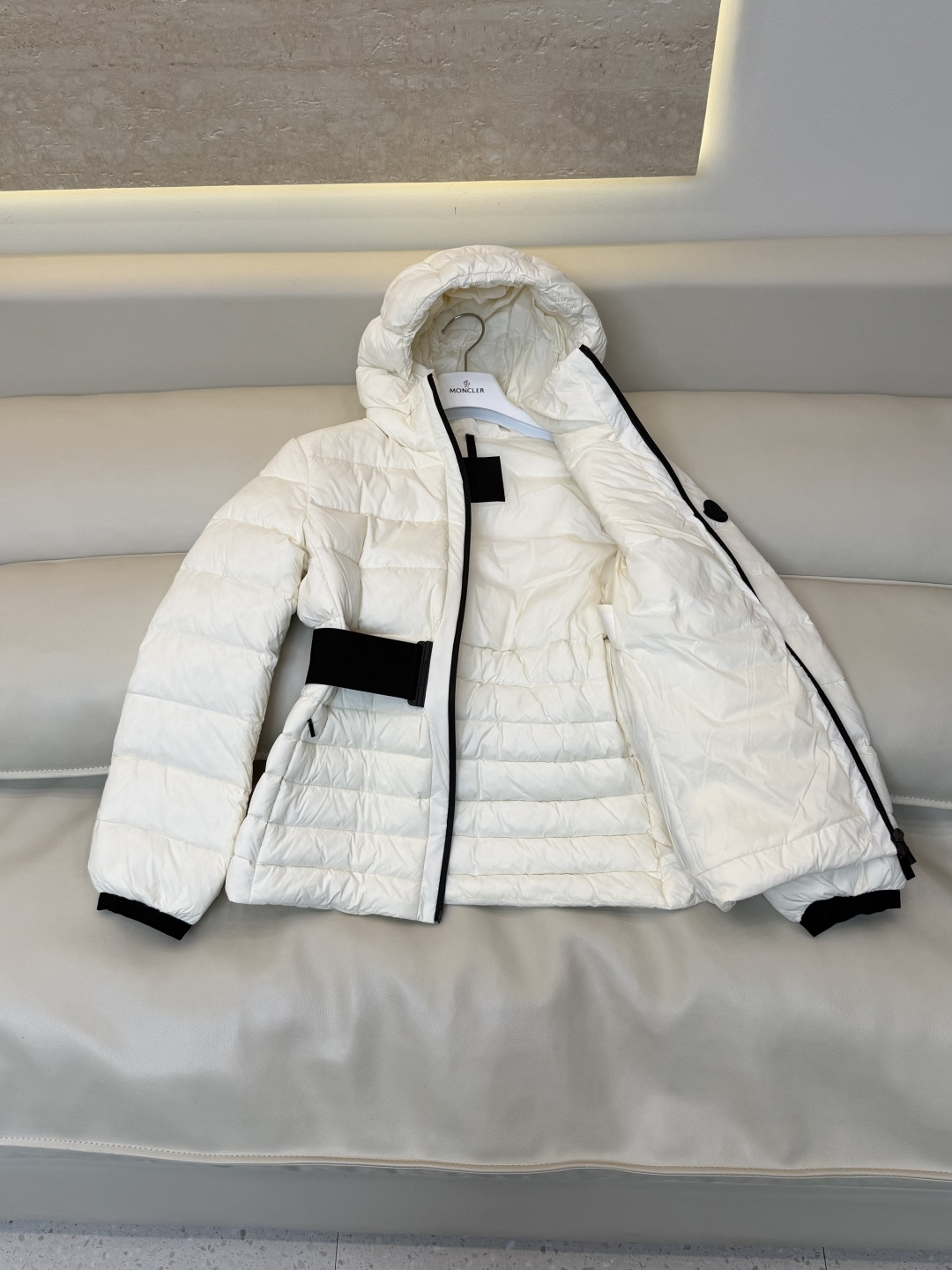 QGL060#新款羽绒服🌾 Moncler 90% 白鹅绒 带帽 收腰显瘦拉链款 长袖羽绒服 白色 黑色 1/2/3码