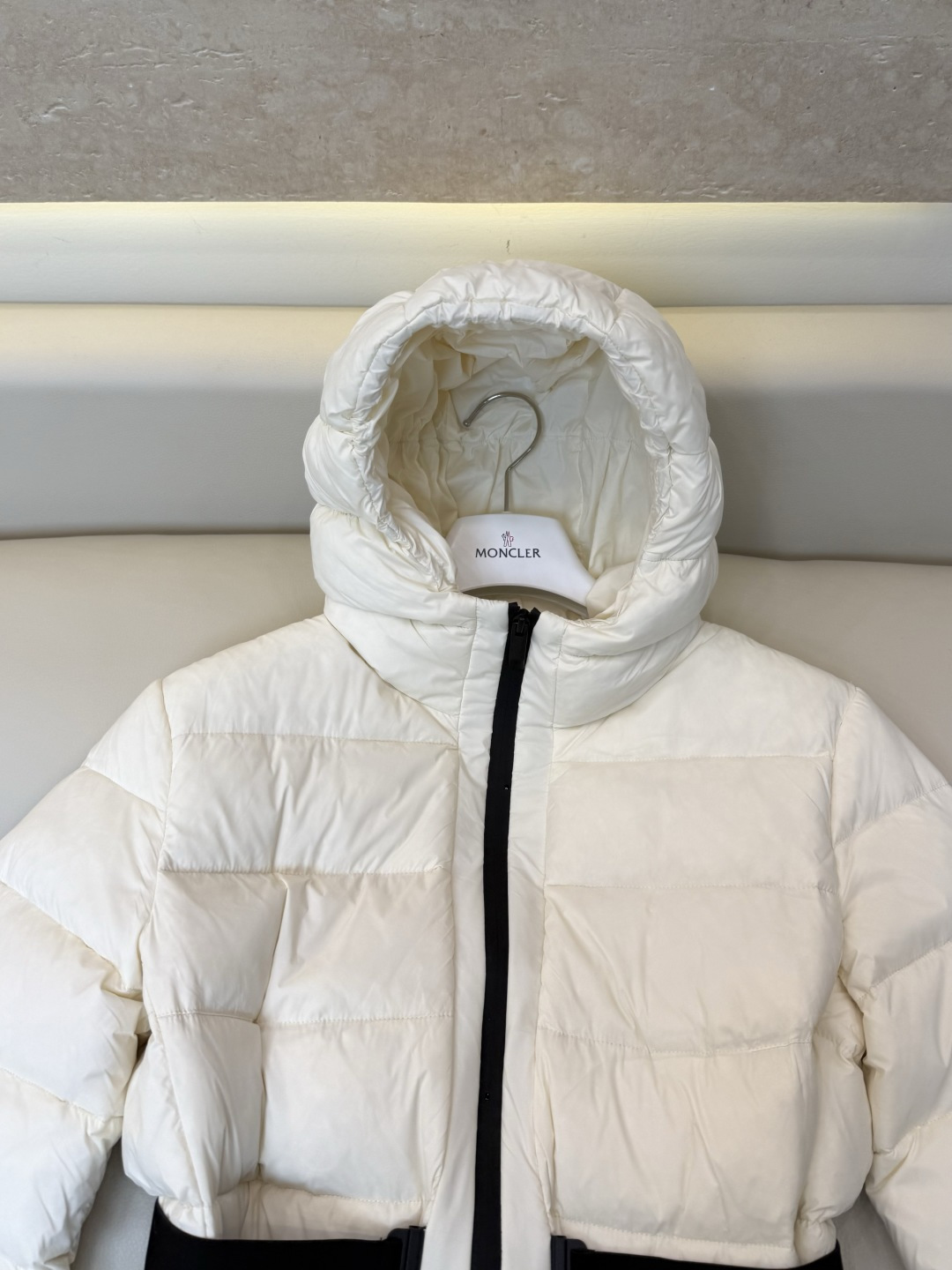 QGL060#新款羽绒服🌾 Moncler 90% 白鹅绒 带帽 收腰显瘦拉链款 长袖羽绒服 白色 黑色 1/2/3码