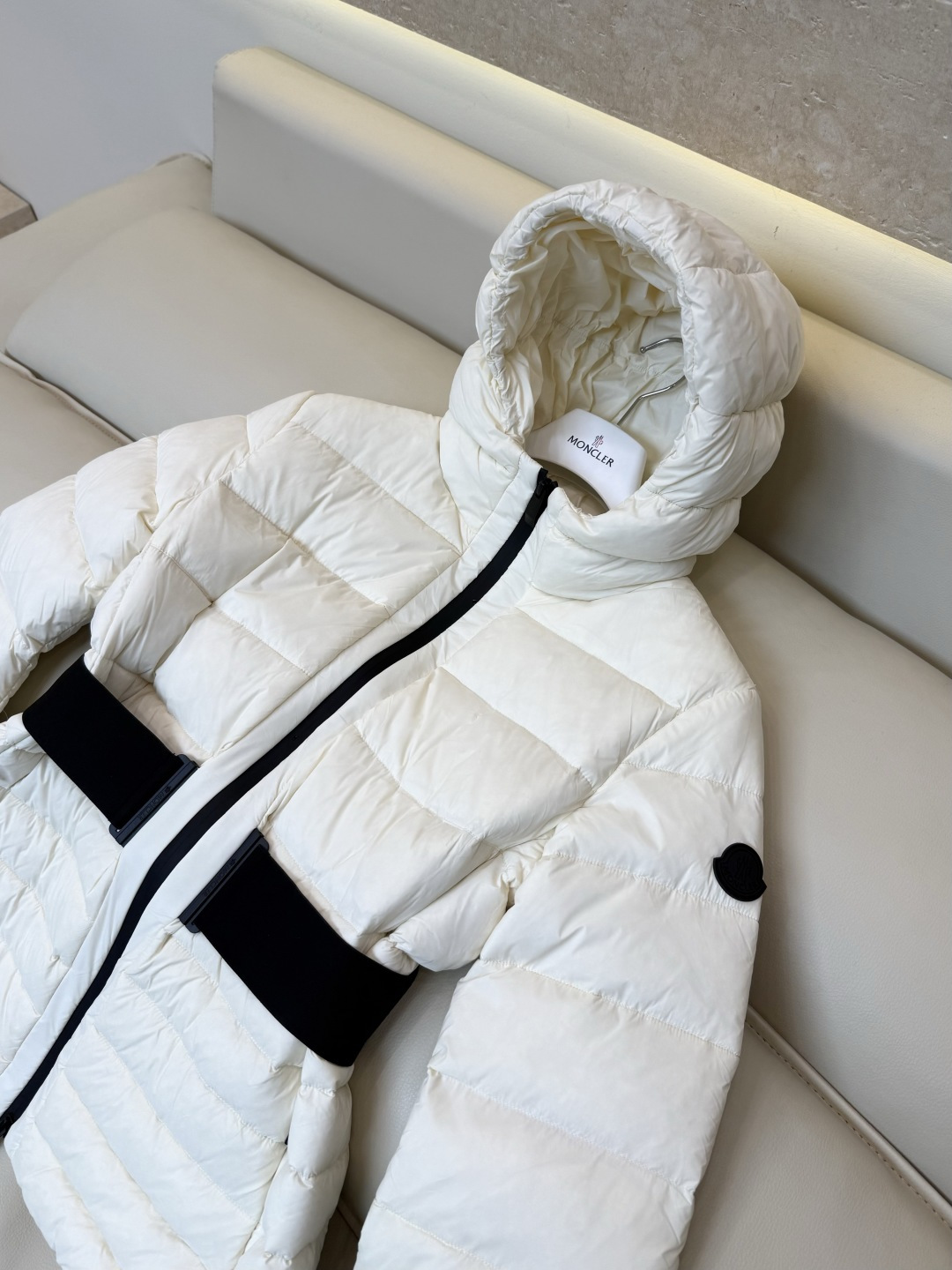 QGL060#新款羽绒服🌾 Moncler 90% 白鹅绒 带帽 收腰显瘦拉链款 长袖羽绒服 白色 黑色 1/2/3码