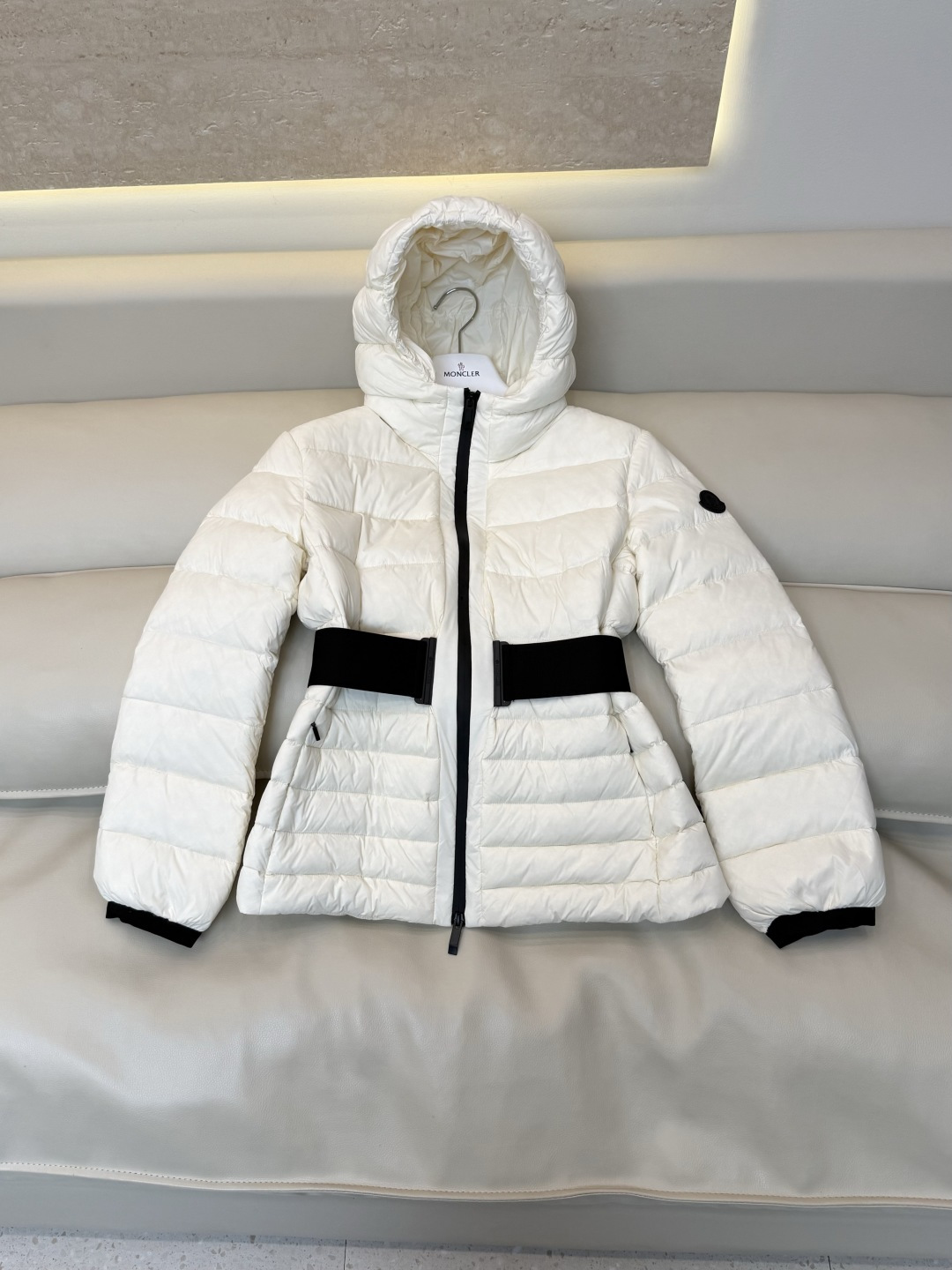 QGL060#新款羽绒服🌾 Moncler 90% 白鹅绒 带帽 收腰显瘦拉链款 长袖羽绒服 白色 黑色 1/2/3码