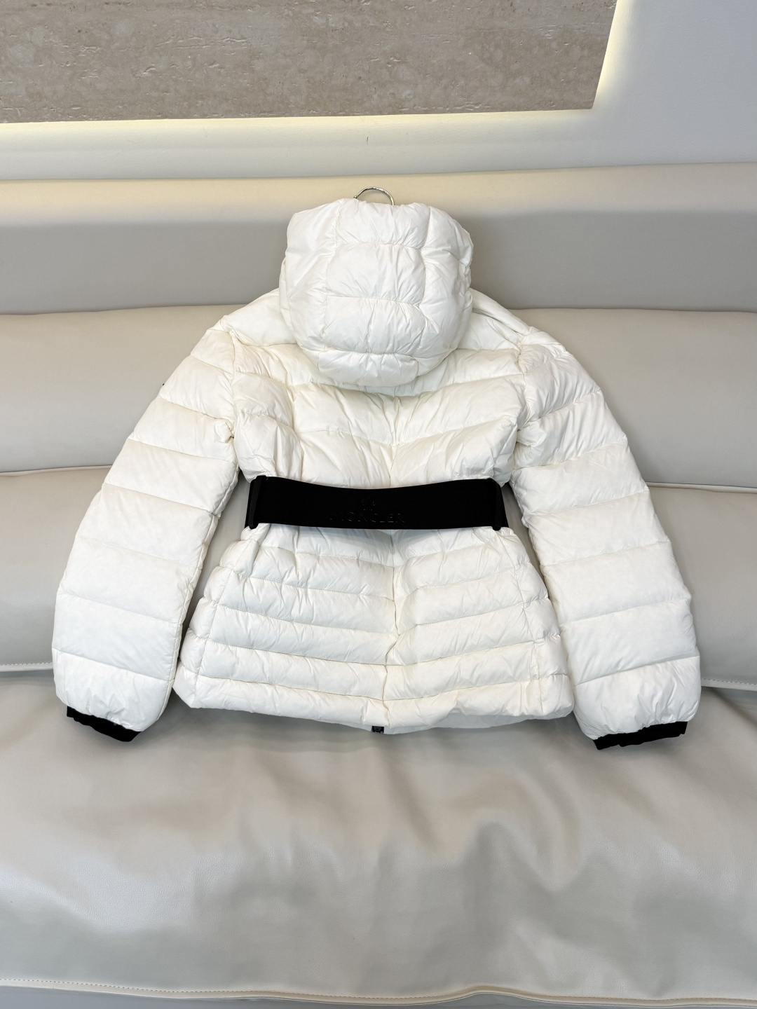 QGL060#新款羽绒服🌾 Moncler 90% 白鹅绒 带帽 收腰显瘦拉链款 长袖羽绒服 白色 黑色 1/2/3码