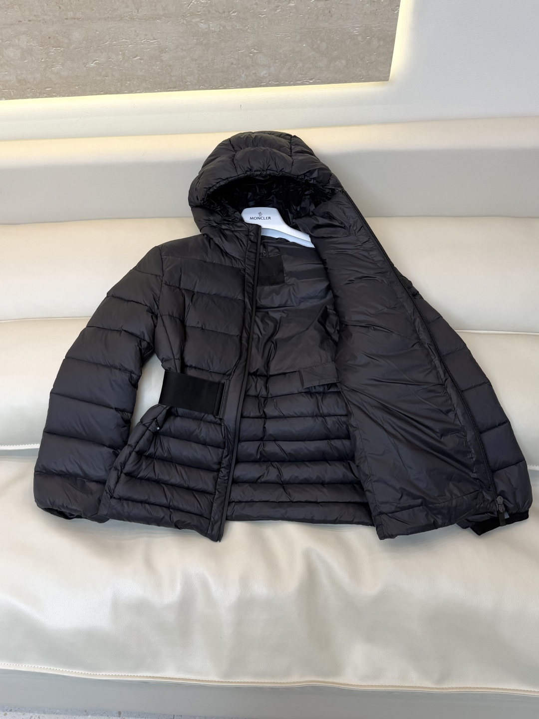 QGL060#新款羽绒服🌾 Moncler 90% 白鹅绒 带帽 收腰显瘦拉链款 长袖羽绒服 白色 黑色 1/2/3码