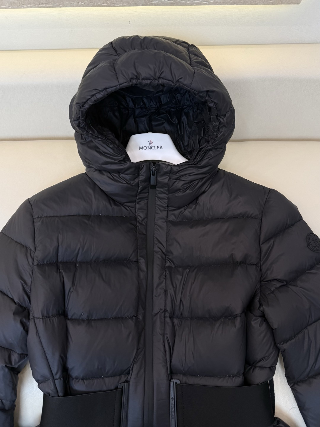 QGL060#新款羽绒服🌾 Moncler 90% 白鹅绒 带帽 收腰显瘦拉链款 长袖羽绒服 白色 黑色 1/2/3码