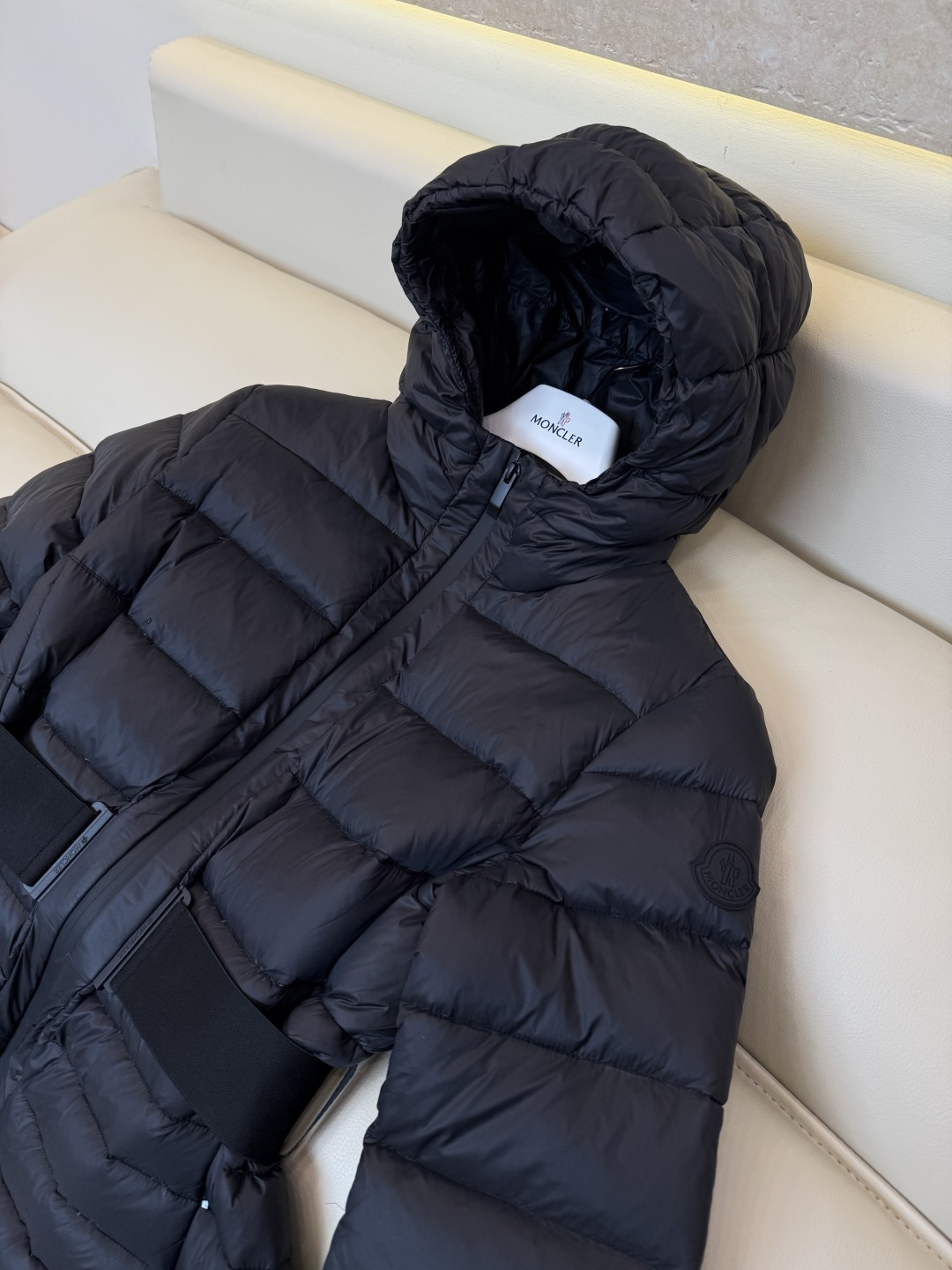 QGL060#新款羽绒服🌾 Moncler 90% 白鹅绒 带帽 收腰显瘦拉链款 长袖羽绒服 白色 黑色 1/2/3码