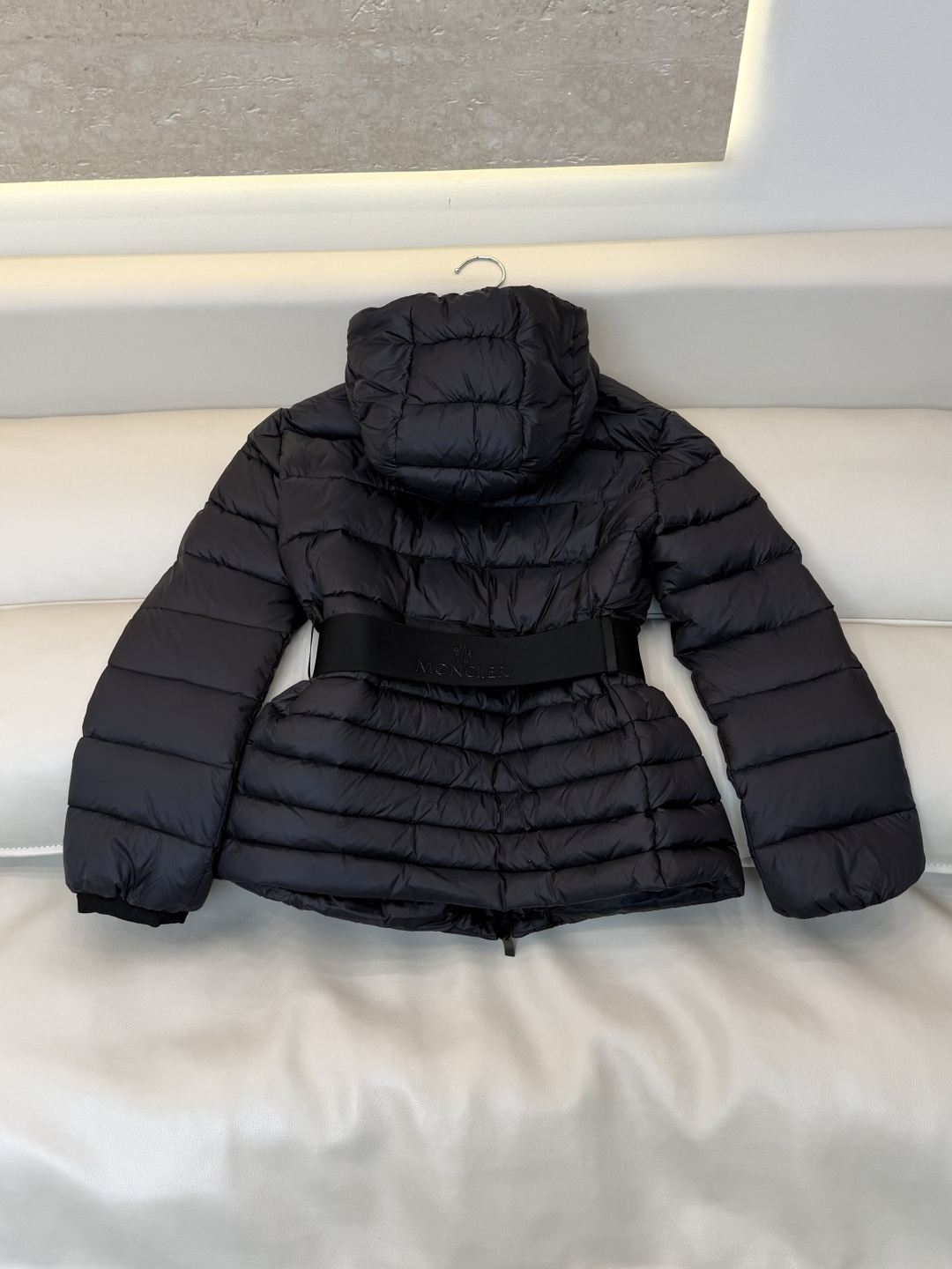QGL060#新款羽绒服🌾 Moncler 90% 白鹅绒 带帽 收腰显瘦拉链款 长袖羽绒服 白色 黑色 1/2/3码
