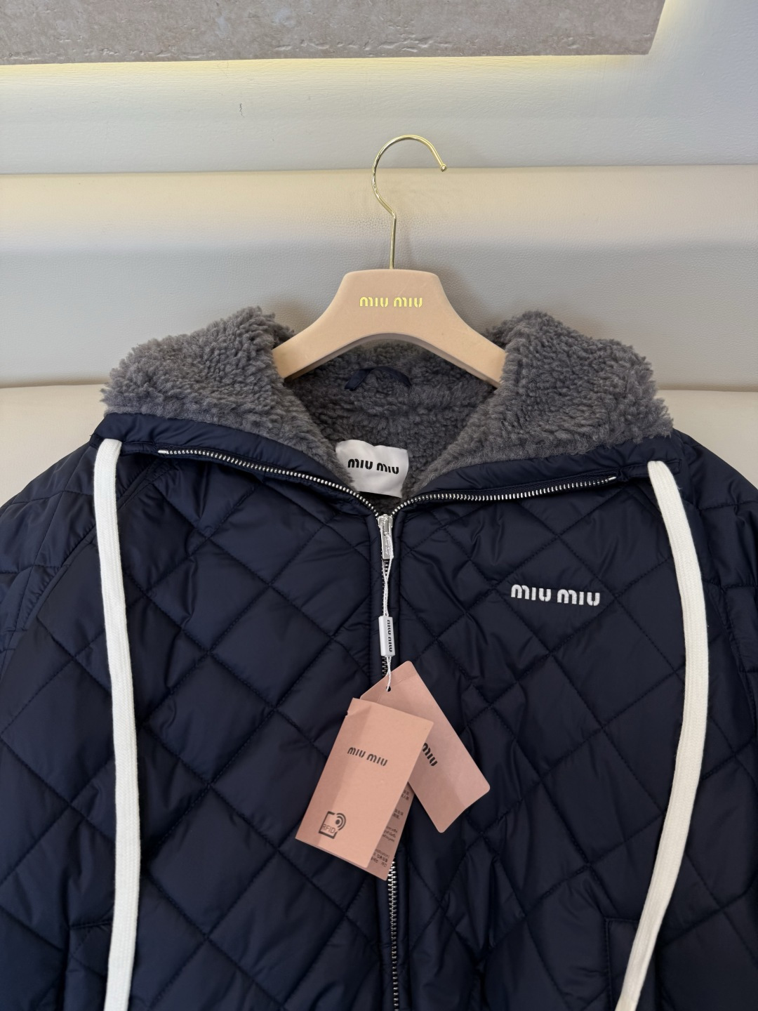 26021#新款羽绒服🌾 miu miu 小字母绣花 33% 初剪羊毛领 80% 白鸭绒 菱形格 羽绒服 藏青色 36/
