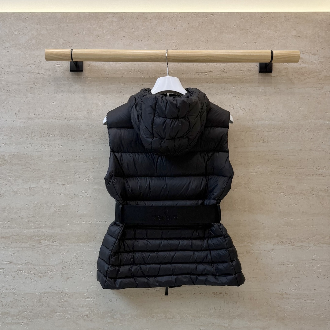 QGL059#新款羽绒服🌾 Moncler 90% 白鹅绒 带帽 收腰显瘦拉链款 马甲羽绒服 咖色 黑色 1/2/3码