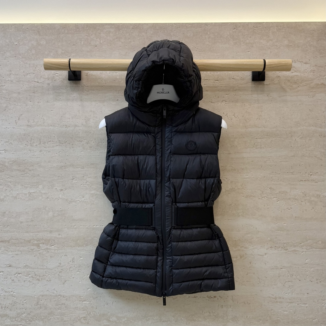 QGL059#新款羽绒服🌾 Moncler 90% 白鹅绒 带帽 收腰显瘦拉链款 马甲羽绒服 咖色 黑色 1/2/3码