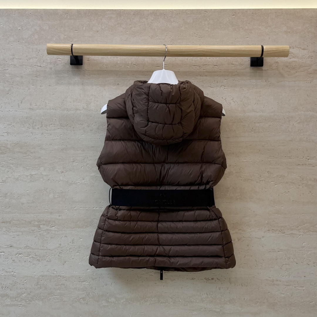 QGL059#新款羽绒服🌾 Moncler 90% 白鹅绒 带帽 收腰显瘦拉链款 马甲羽绒服 咖色 黑色 1/2/3码