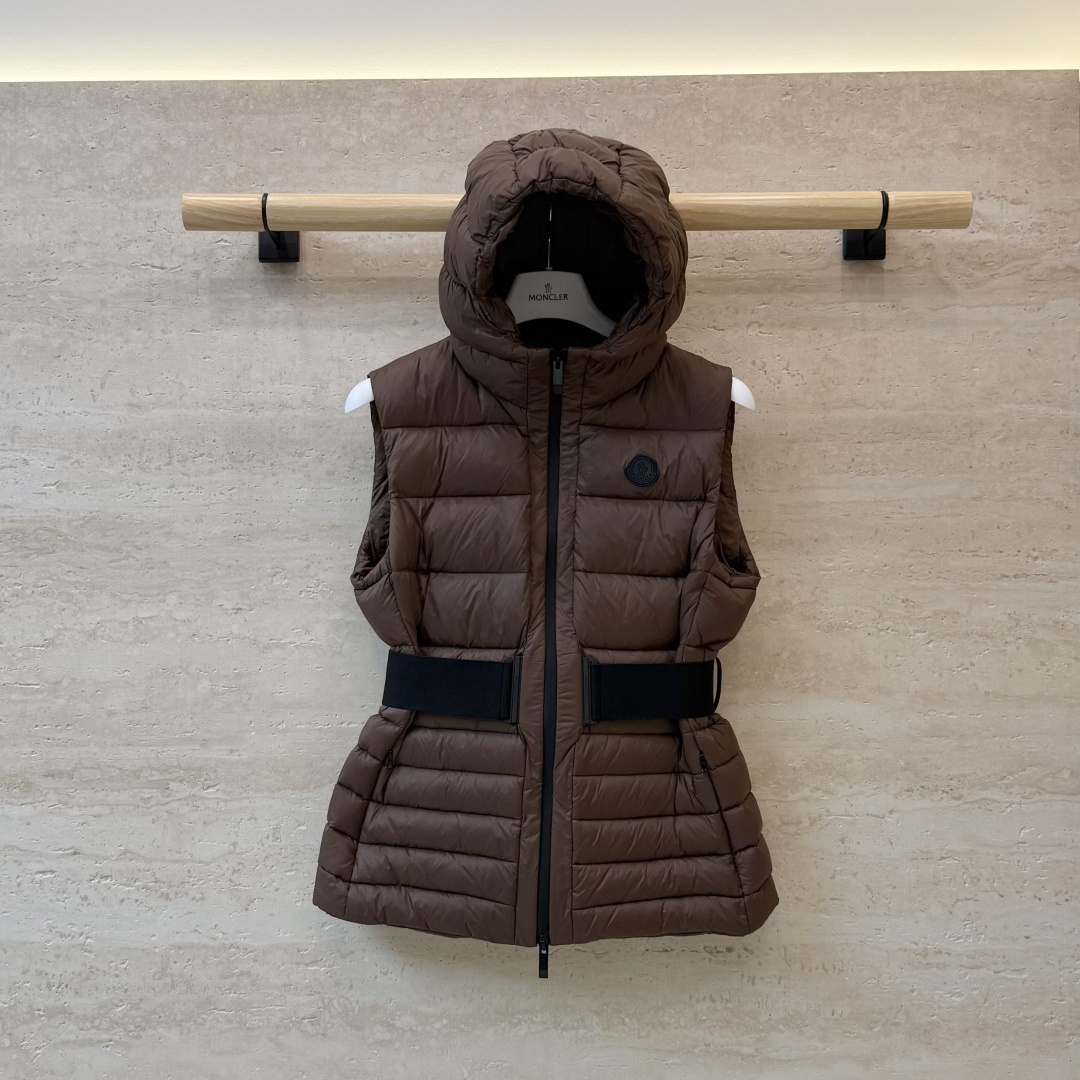 QGL059#新款羽绒服🌾 Moncler 90% 白鹅绒 带帽 收腰显瘦拉链款 马甲羽绒服 咖色 黑色 1/2/3码